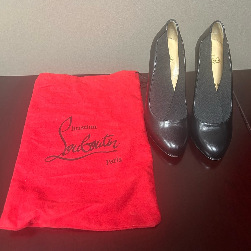 Christian Louboutin Black Leather Toots Couverte Round Toe Pumps